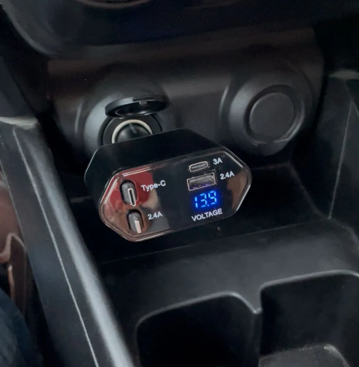 4-in-1 Retractable Fast Car Charger | Dual Cables + USB-A + USB-C | Fast Charging - Image 6